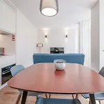 Modern Flat With Balcony On Rua Flores - 3rd Apartmán