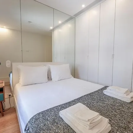 Modern Flat With Balcony On Rua Flores - 3rd 포르투